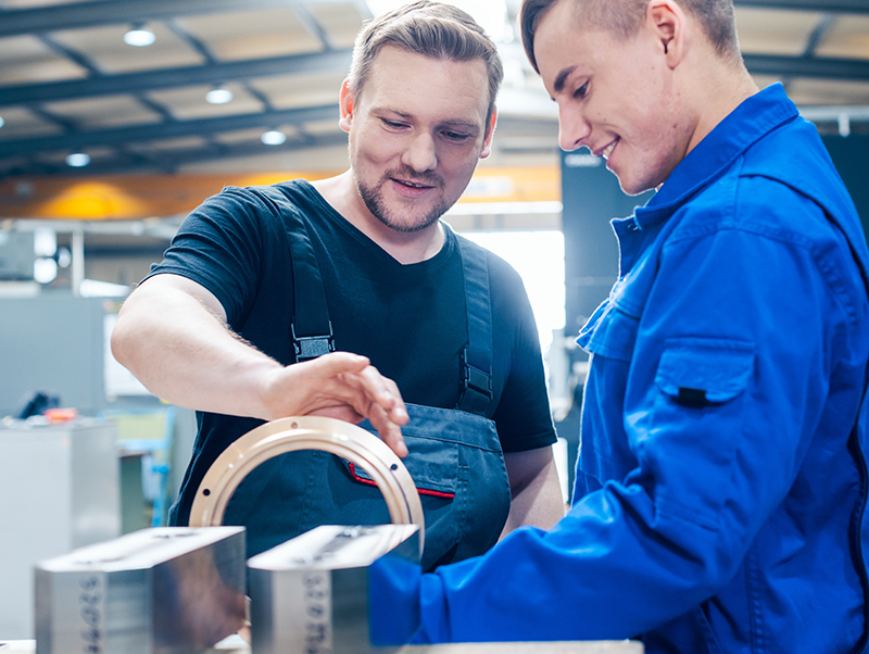 <p>Als Spezialisten für Profile, die in der Metallindustrie zum Einsatz kommen, bieten wir Ihnen einen umfangreichen Full-Service aus einer kompetenten Hand. Beratung, Entwicklung und Serienfertigung gehen bei uns nahtlos ineinander über. Hierbei profitieren Sie von modernen Verfahren und über 40 Jahren Entwicklungserfahrung. Wir fertigen die Profile aus allen gängigen Metallen wie Alu, Messing und Kupfer – je nach Ihren Anforderungen. Ihre Vorteile</p>
<ul> 	<li>Höchste Präzision</li> 	<li>Absolute Termintreue</li> 	<li>Schnelle Lieferung</li> 	<li>Funktionsgarantie</li> </ul>